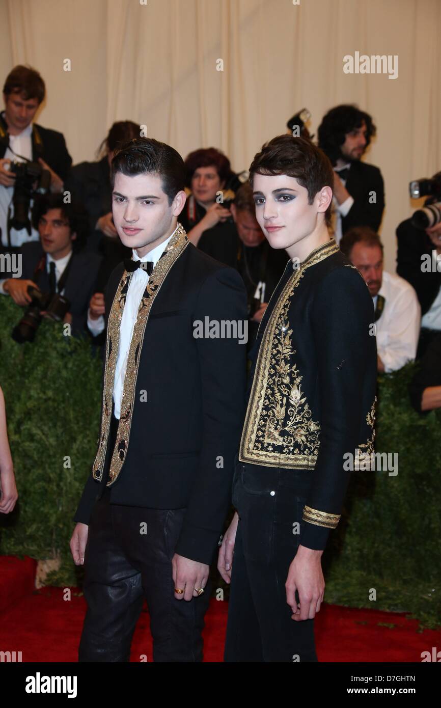 Peter Brant Jr (l) and Harry Brant arrive at the Costume Institute Gala
