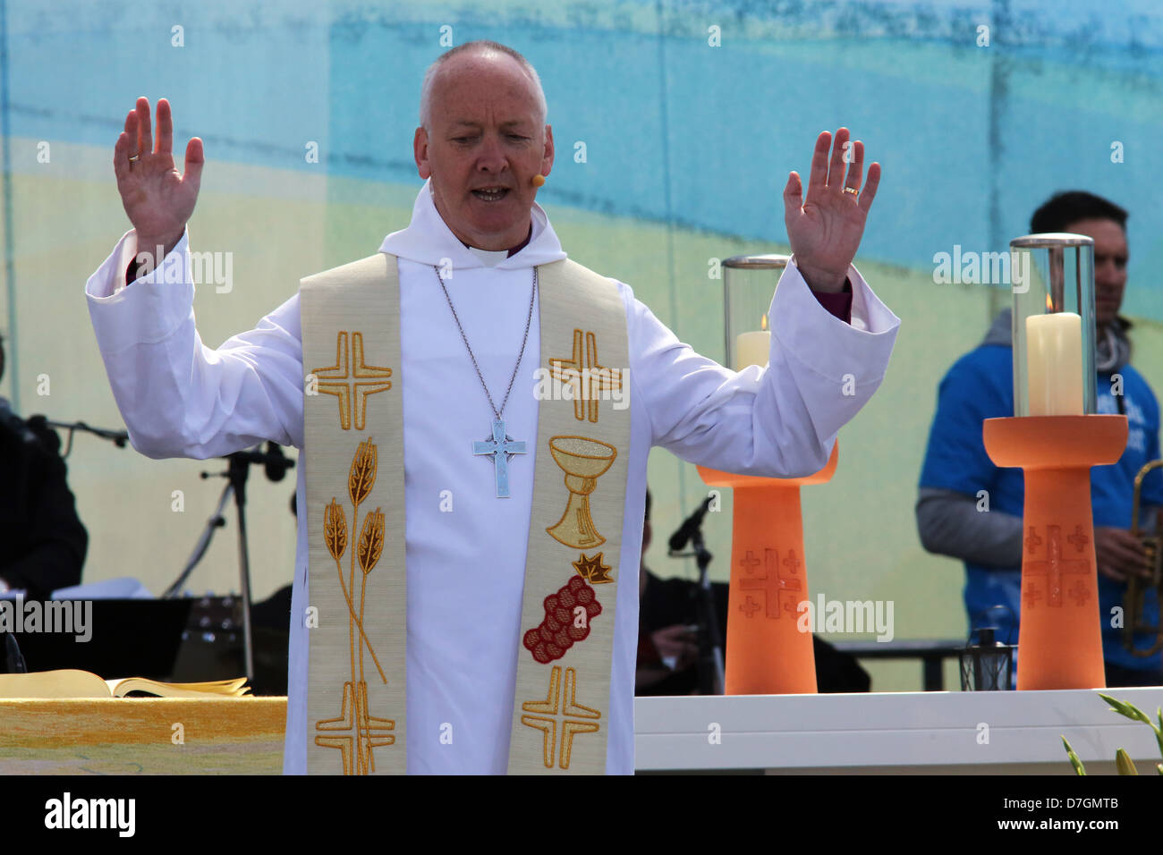 Anglican bishop Nicholas Baines blessing during sunday service at the Evangelical Church Congress in Hamburg Stock Photo