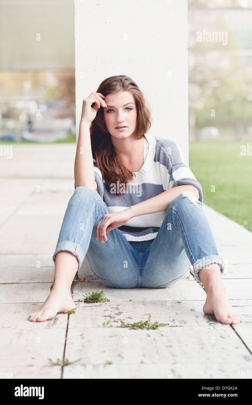 https://c8.alamy.com/comp/D7GX2A/attractive-young-brunette-woman-barefoot-in-summertime-outdoor-D7GX2A.jpg