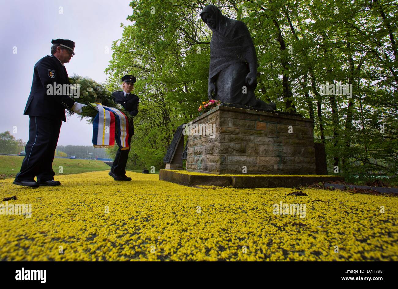 Police officers lay down a wreath at the memorial 'The Mother' to commemorate the end of World War II on 08 May 1945, in Raben-Steinfeld, Germany, 08 May 2013. Mecklenburg-Western Pomerania is the only German state which commits this day as official Remembrance Day. Photo: JENS BUETTNER Stock Photo