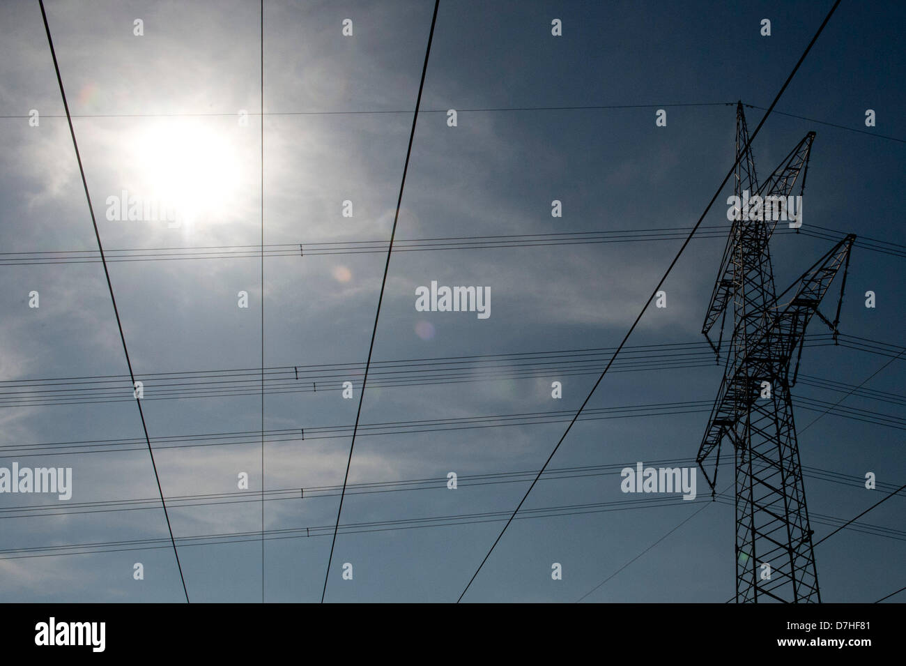 The sun is pictured behind power lines near Zehdenick, Germany, 04 May 2013. Photo: Marc Tirl Stock Photo