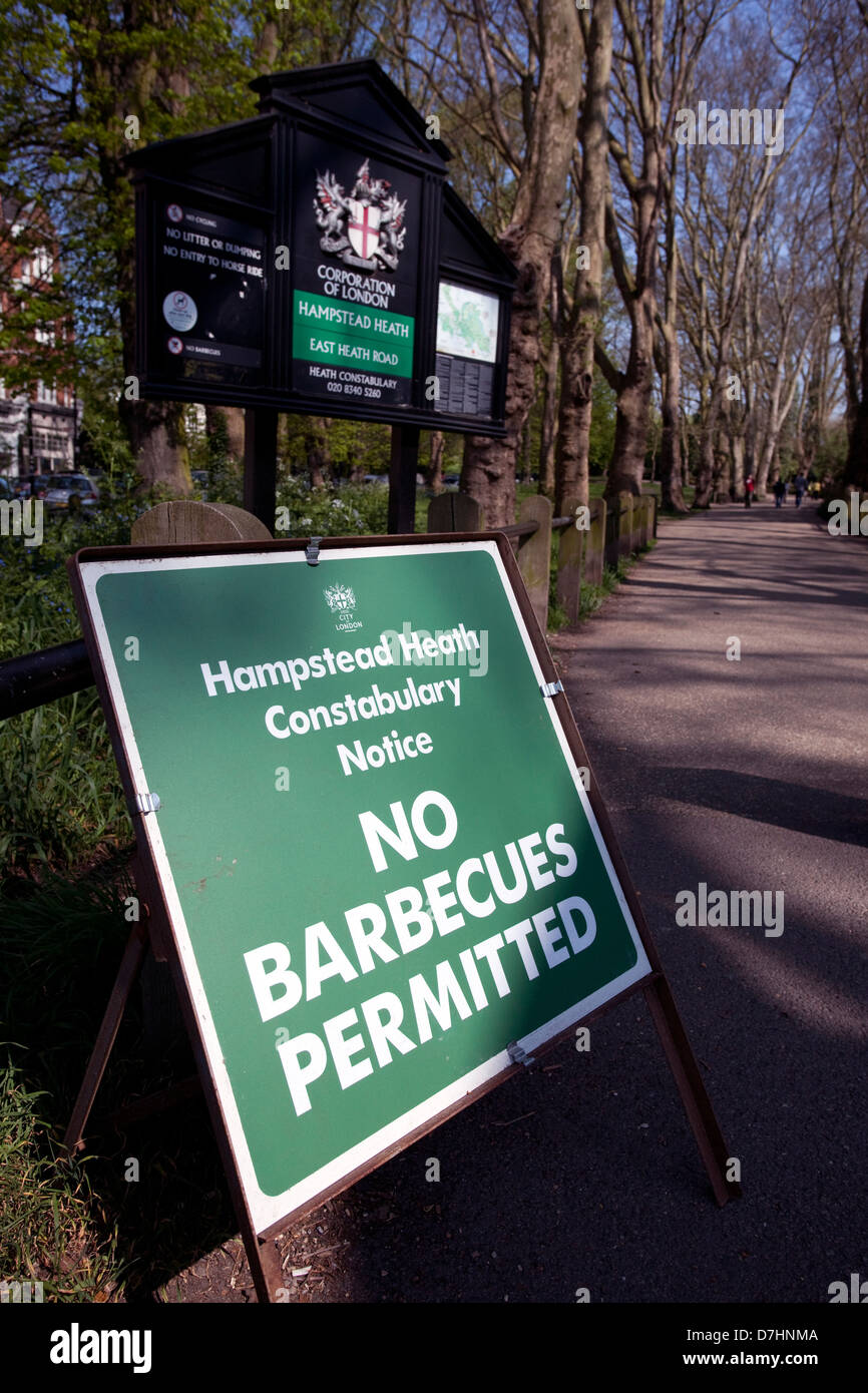 No Barbecues Permitted notice at entrance to Hampstead Heath, London Stock Photo