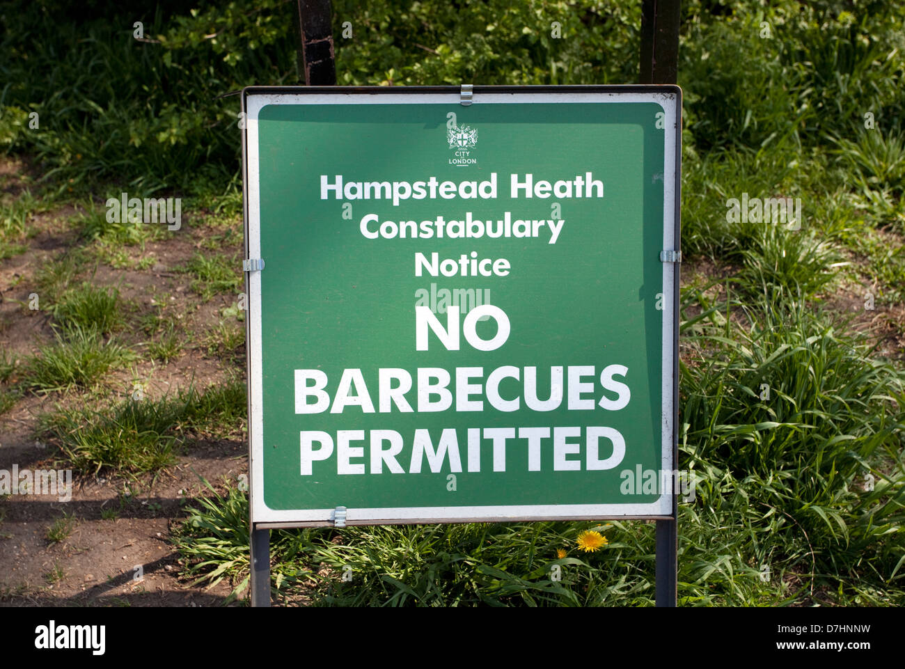 No Barbecues Permitted notice at entrance to Hampstead Heath, London Stock Photo