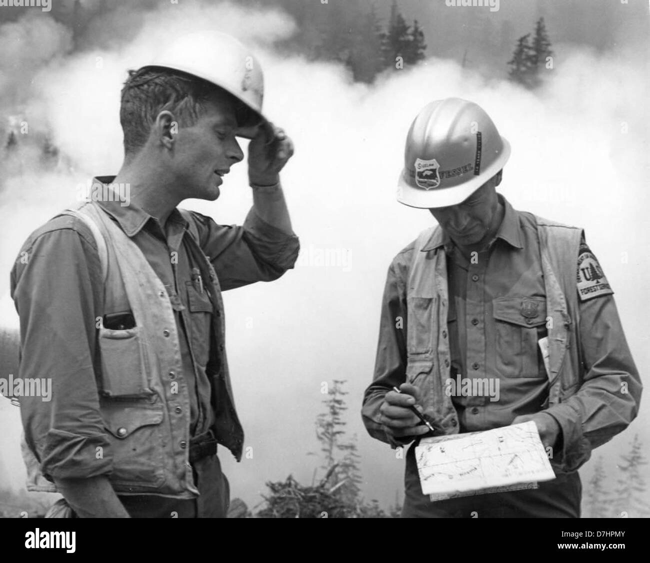 Couple of Siuslaw National Forest foresters discussing tactics at Buck Mountain fire, Detroit Ranger District Stock Photo