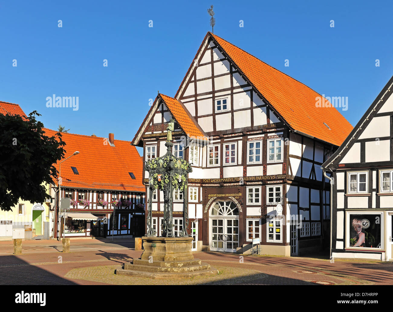 Old house Peter and Marie Fountain in Springe in Lower Saxony, Altes Petershaus und Marienbrunnen in Springe am Deister Stock Photo