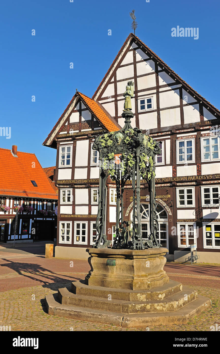Old house Peter and Marie Fountain in Springe in Lower Saxony, Altes Petershaus mit Marienbrunnen in Springe am Deister Stock Photo