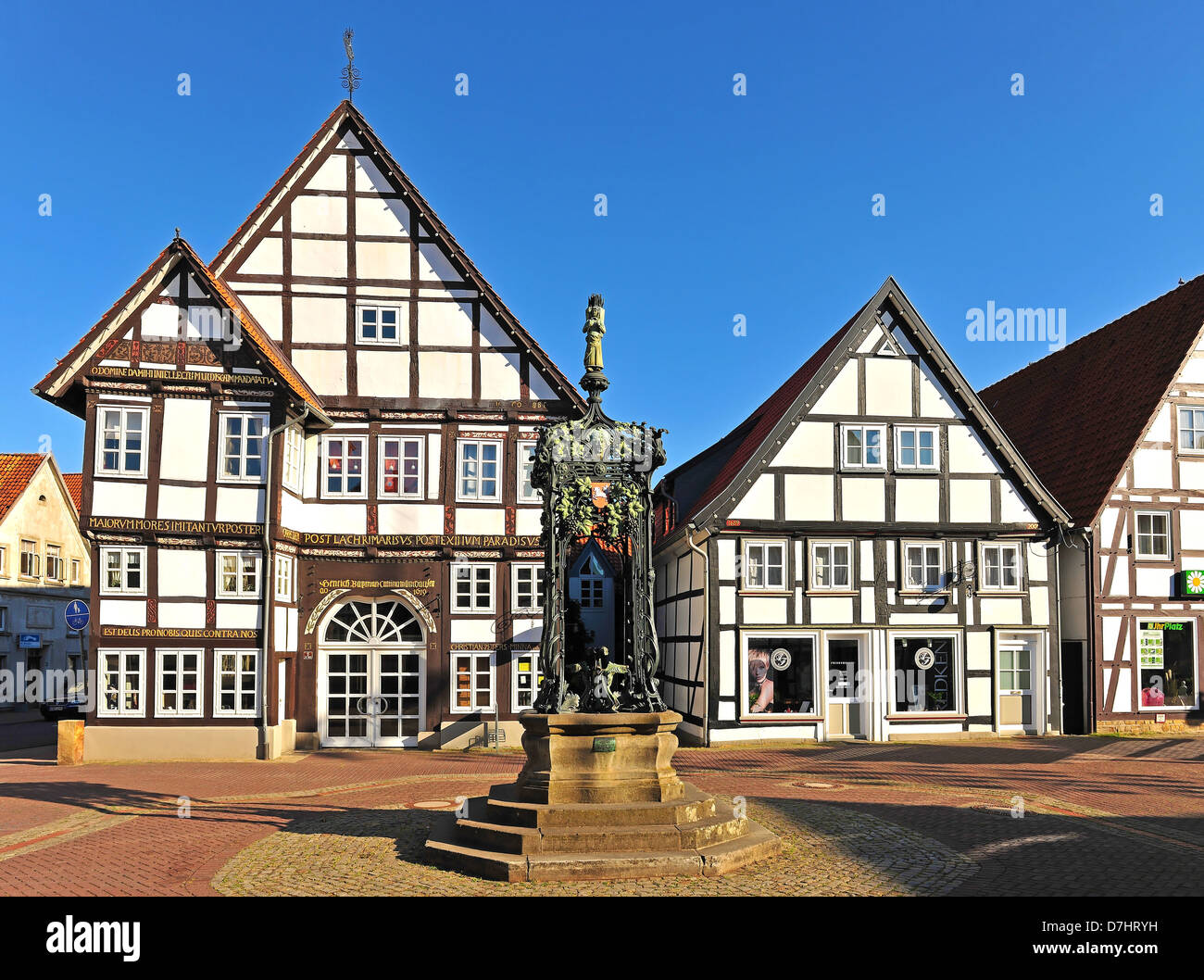 Old house Peter and Marie Fountain in Springe in Lower Saxony, Altes Petershaus mit Marienbrunnen in Springe am Deister Stock Photo