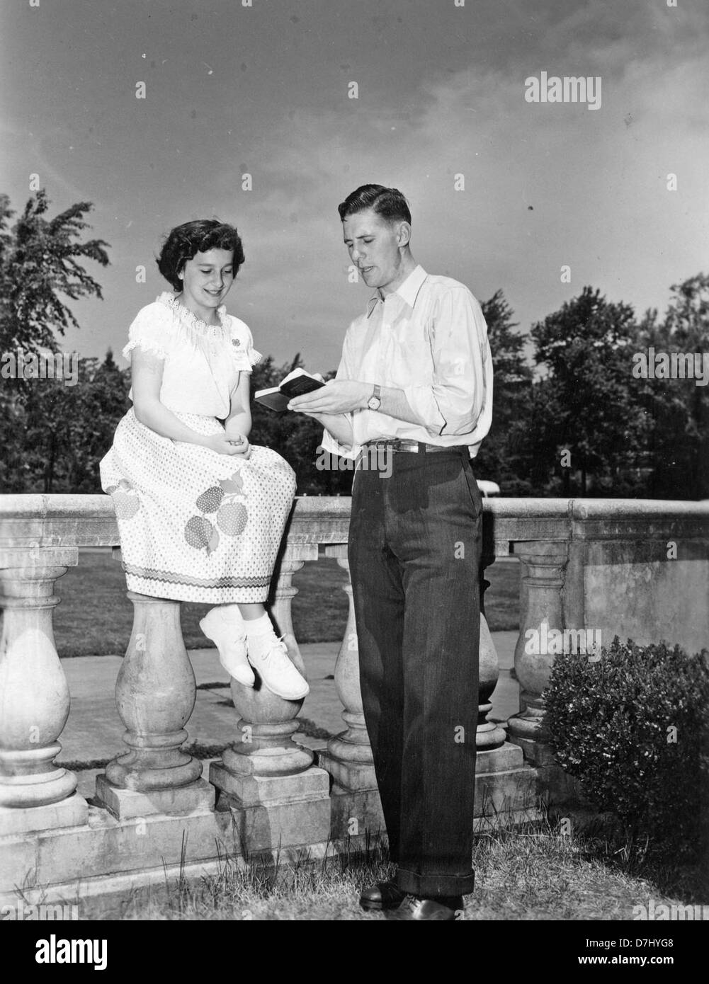 Louise Johnson talks with Walter Schroeder, 1950 Stock Photo