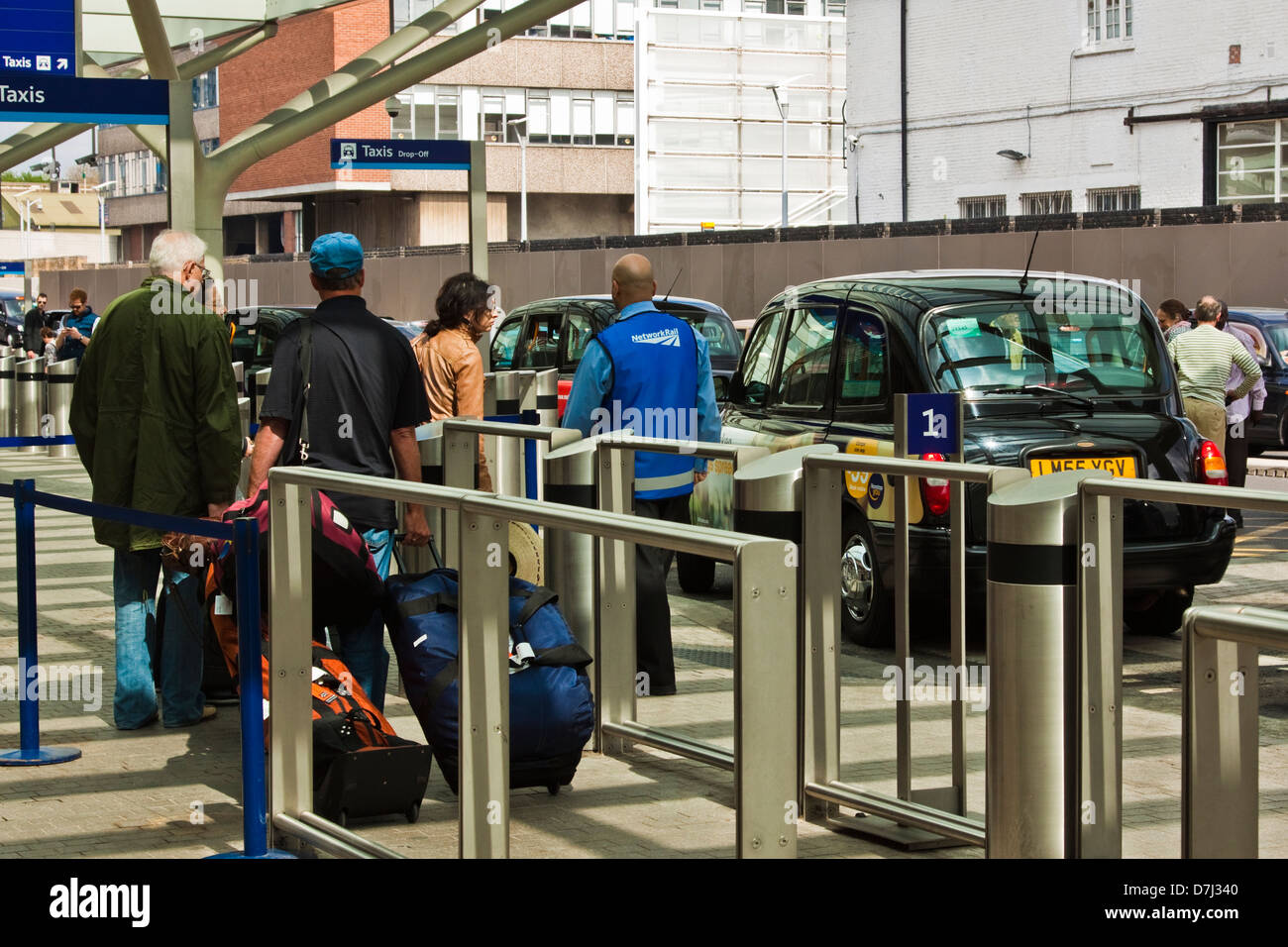 Paddington railway station taxi rank Stock Photo Alamy Paddington railway station taxi rank Stock Photo Alamy