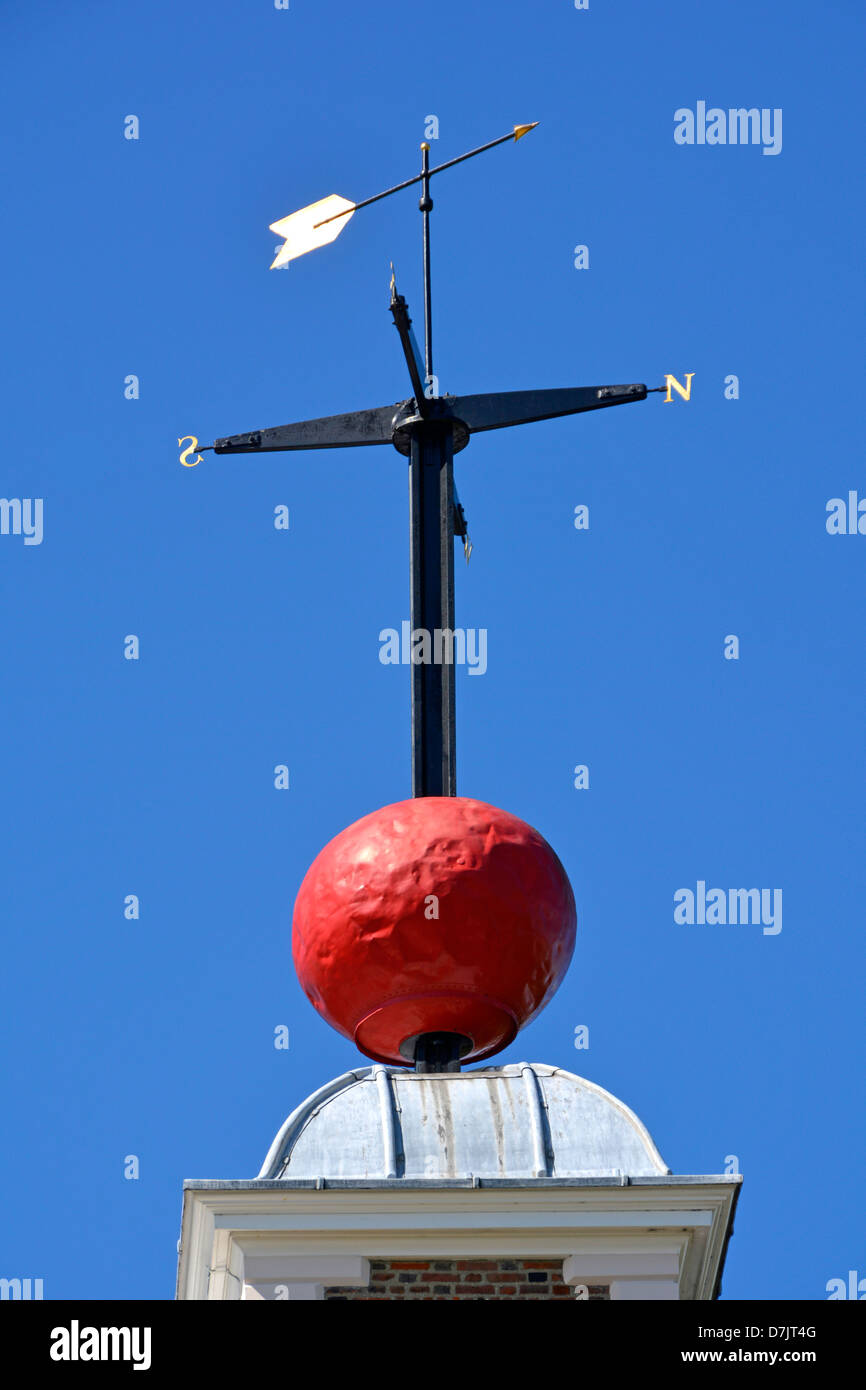 Greenwich Observatory historical lowered red Time Ball signal on Octagon room Flamsteed House raised & dropped at 1.00pm check time Greenwich Park UK Stock Photo