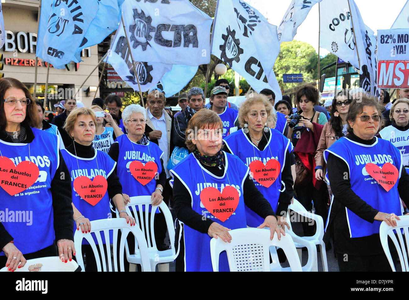 frente al congreso nacional de argentina se realizo una marcha reclamando aumento en los haberes jubilatorios, los que participaron de la misma lo hicieron de forma pacifica conmemorando las 1100 marchas de reclamo Stock Photo