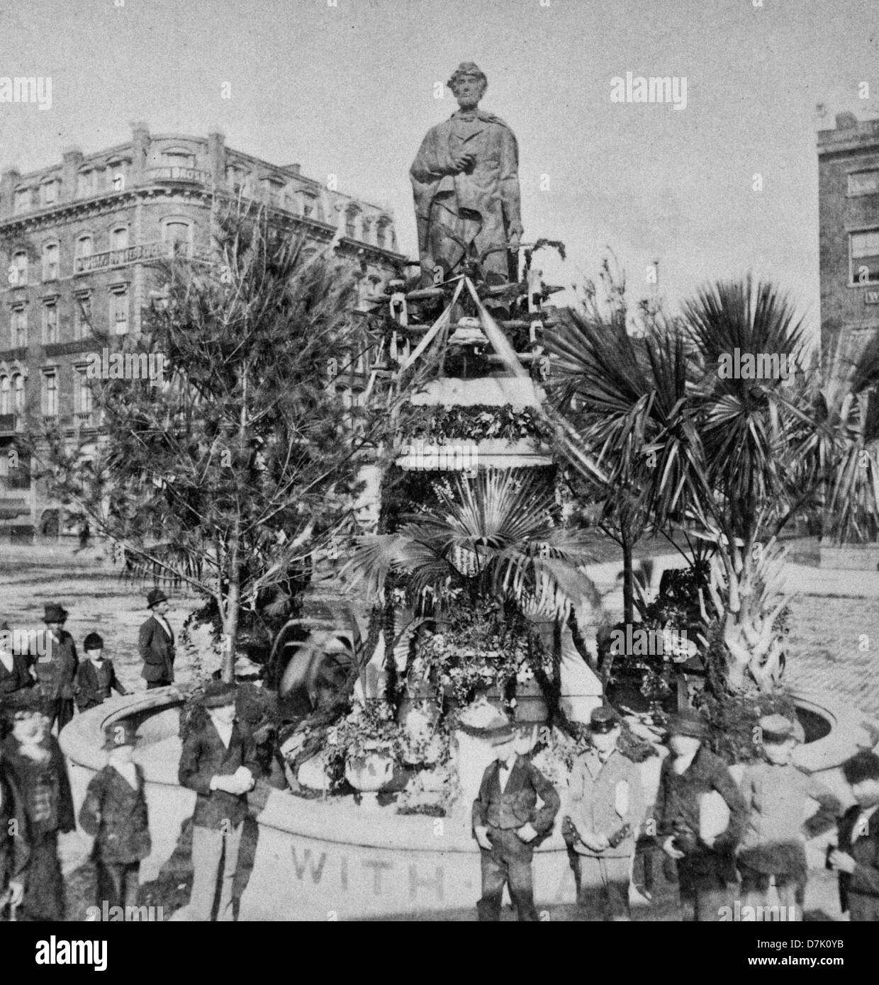 Lincoln Monument, Union Square, Decoration Day, 1876. Crowd gathered in front of statue of Abraham Lincoln in Union Square Park Stock Photo