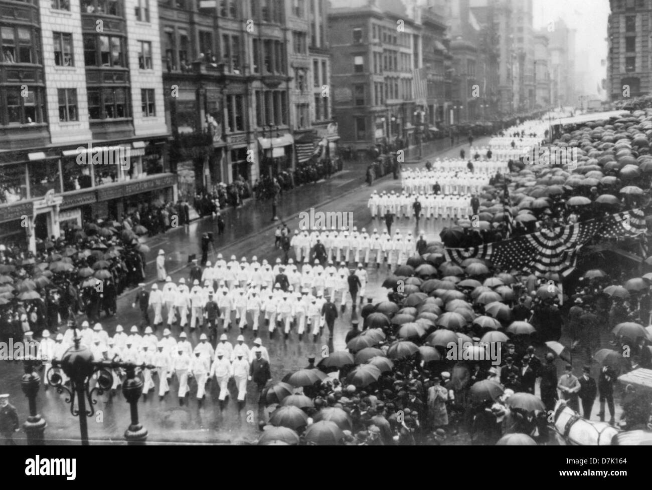 New York City - 5th Avenue - White Wing Parade (N.Y.C. streetcleaners) May 1913 Stock Photo