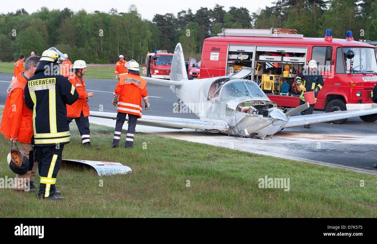 Barnsen, Germany. 8th May 2013. The police stands next to a small plane on the airfield Barnsen after a crash landing in Barnsen, Germany, 08 May 2013. The landind gear of the aircraft could not be extended, according to the police. The aircraft caught fire, but the pilot was able to escape unharmed. photo: Philipp Schulze/dpa/Alamy Live News Stock Photo
