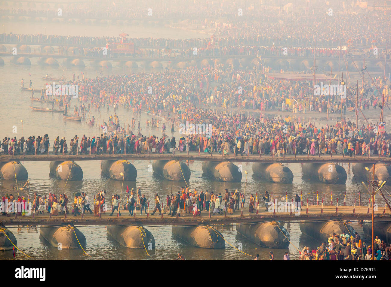Crowded pontoon bridges during the Kumbh Mela, Allahabad, India Stock Photo