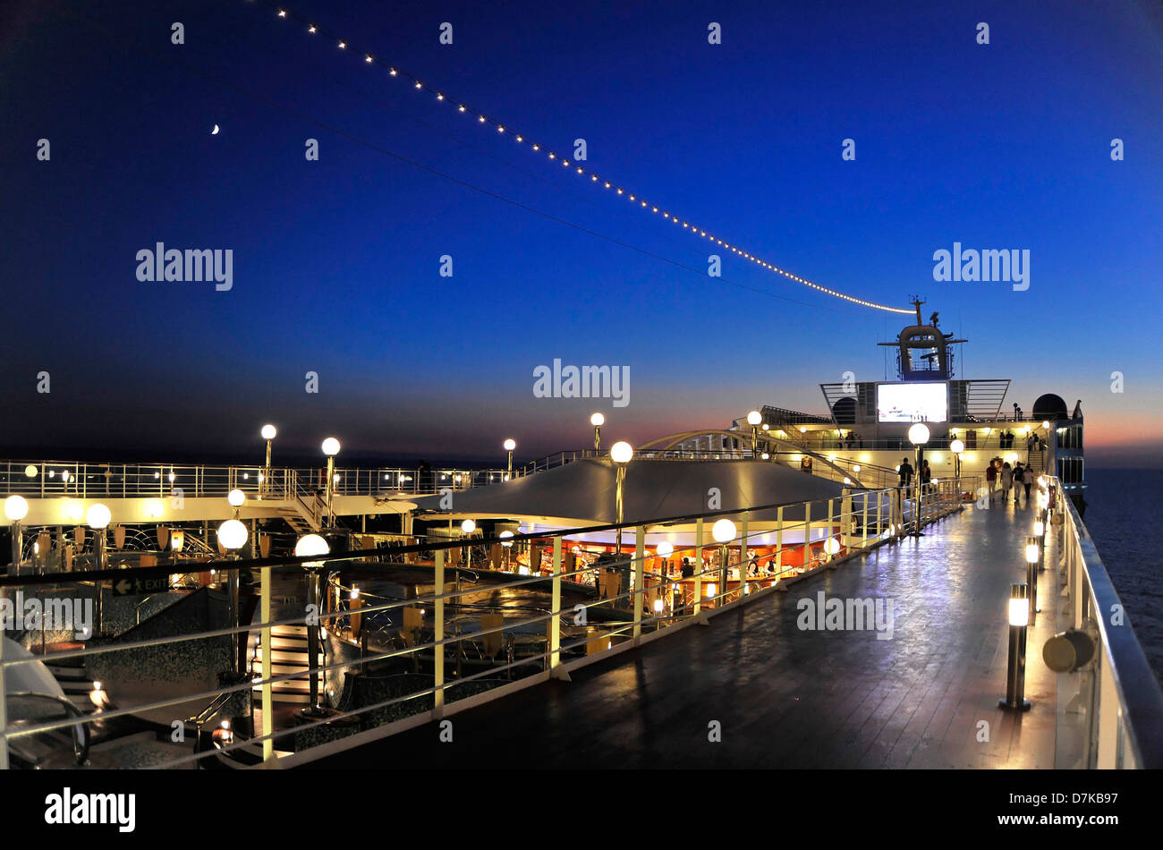 Tourists aboard cruise boat hi-res stock photography and images - Alamy
