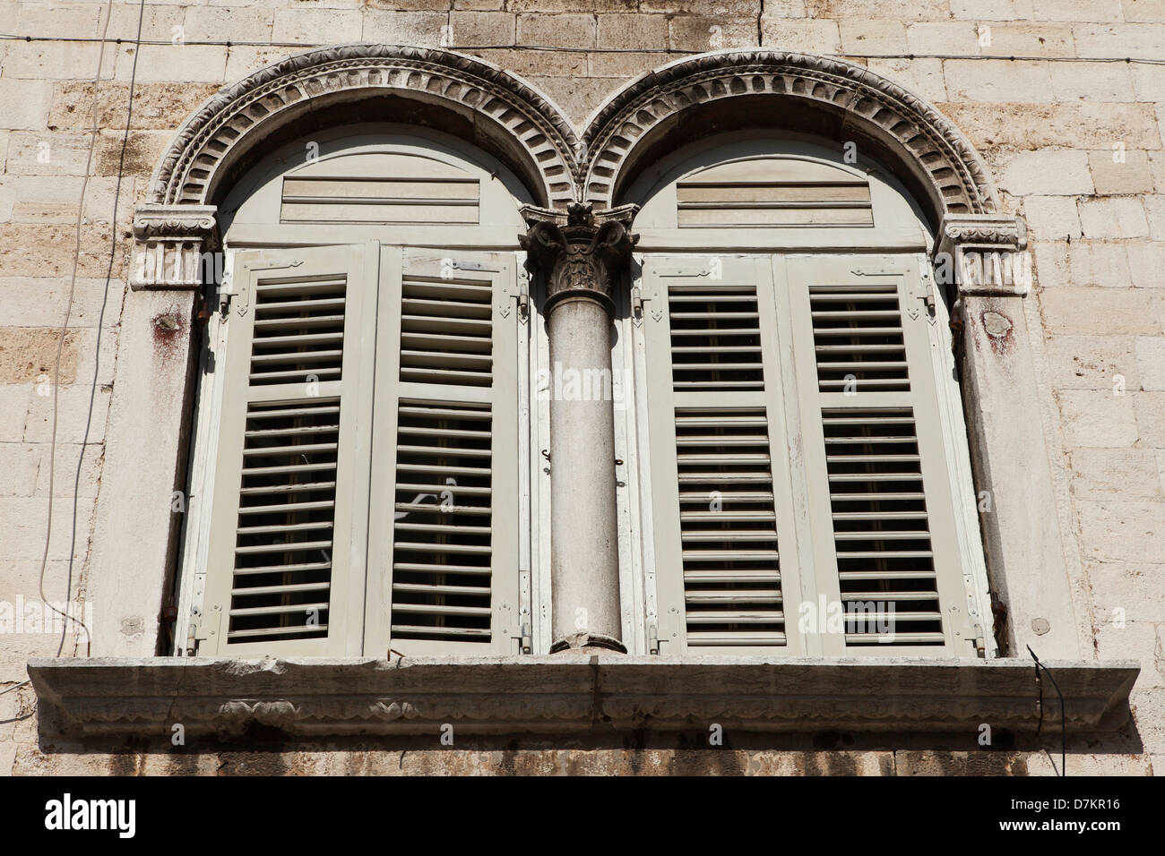 Double arched windows hi-res stock photography and images - Alamy