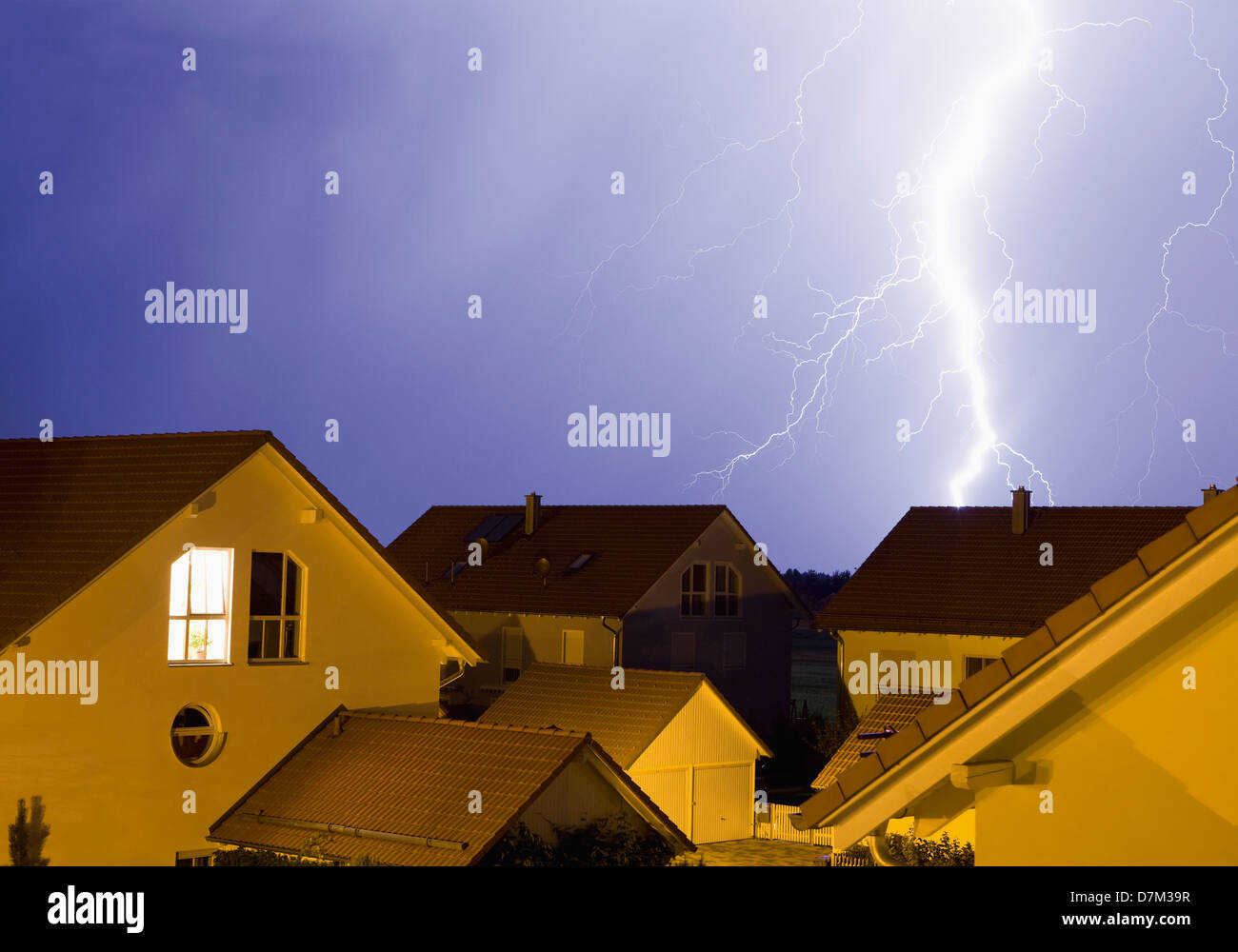 Flashes of lightning hi-res stock photography and images - Alamy