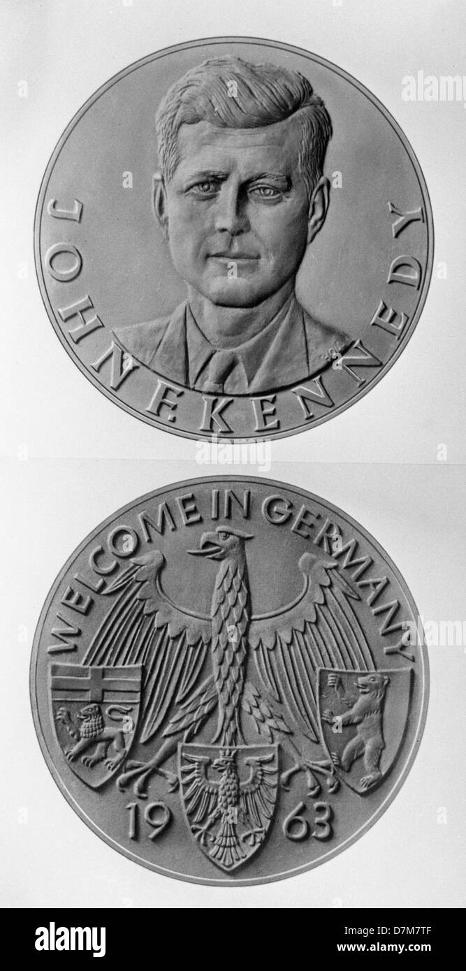For the visit of US President John F. Kennedy in Germany in June 1963, Professor Albert Holl has designed a commemorative medal with the portrait of J. F. Kennedy on the front and the federal eagle and the coats of arms of Bonn, Berlin, and Frankfurt on the back. The medal is coined by the national mints in Stuttgart and Karlsruhe in different sizes in gold and silver. The medal can be obtained in all banks in the federal territory and in West Berlin (archive picture from 18 June 1963). Stock Photo