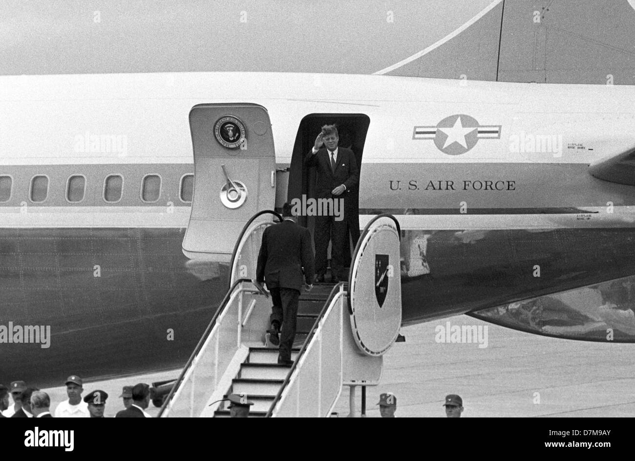 Presdient John F. Kennedy boards Air Force One on 26 June 1963 at the  airbase in Wiesbaden-ERbenheim for his flight to Berlin Stock Photo - Alamy