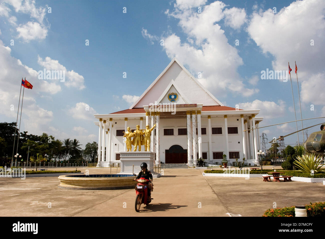 Female in military hi-res stock photography and images - Alamy