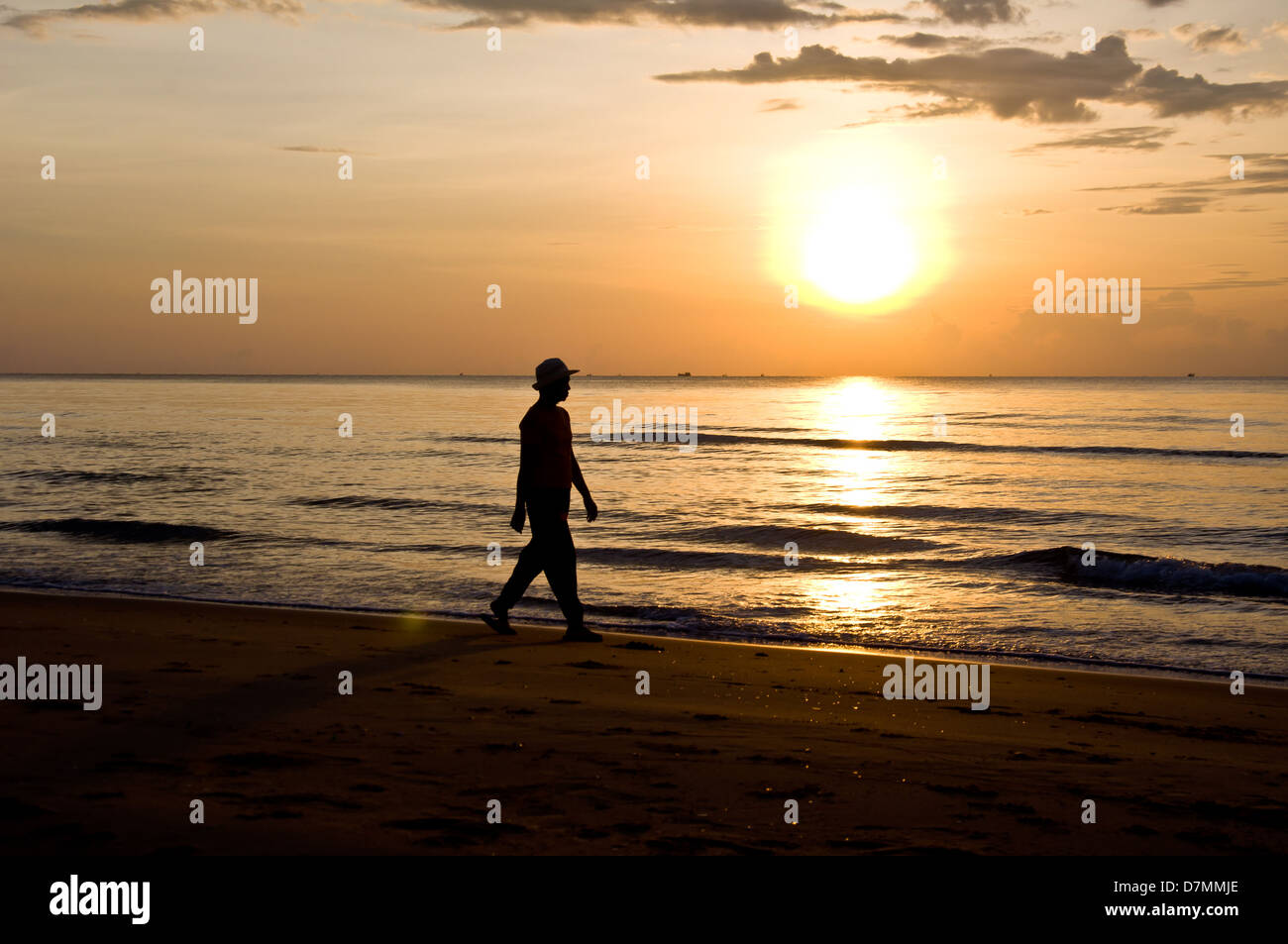 silhouette woman walking on the beach Stock Photo - Alamy