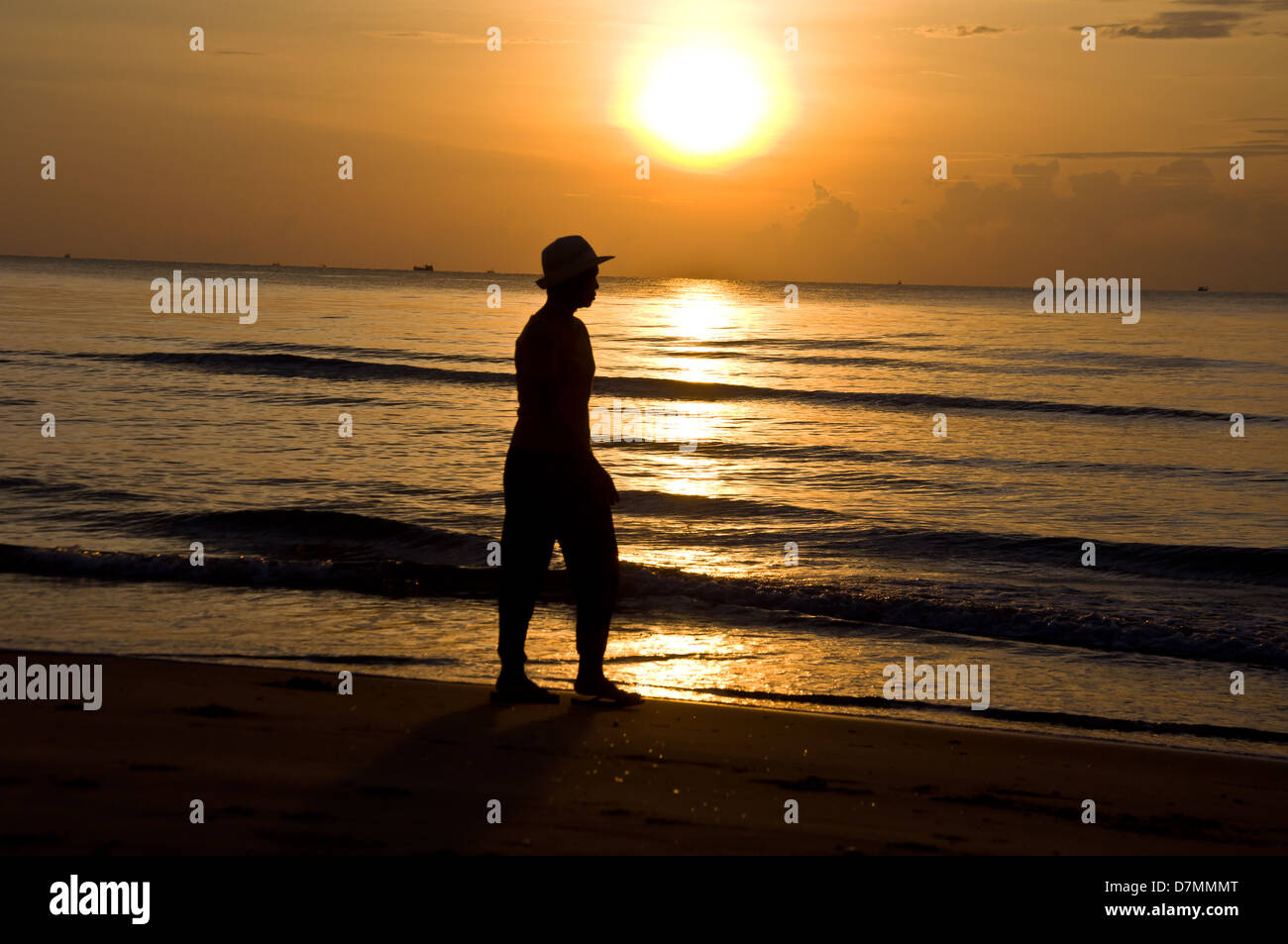 silhouette woman walking on the beach Stock Photo - Alamy