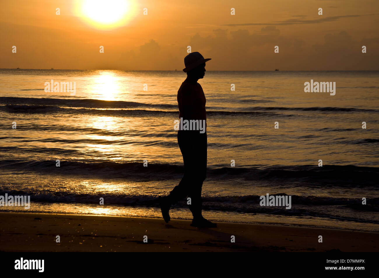 silhouette woman walking on the beach Stock Photo - Alamy