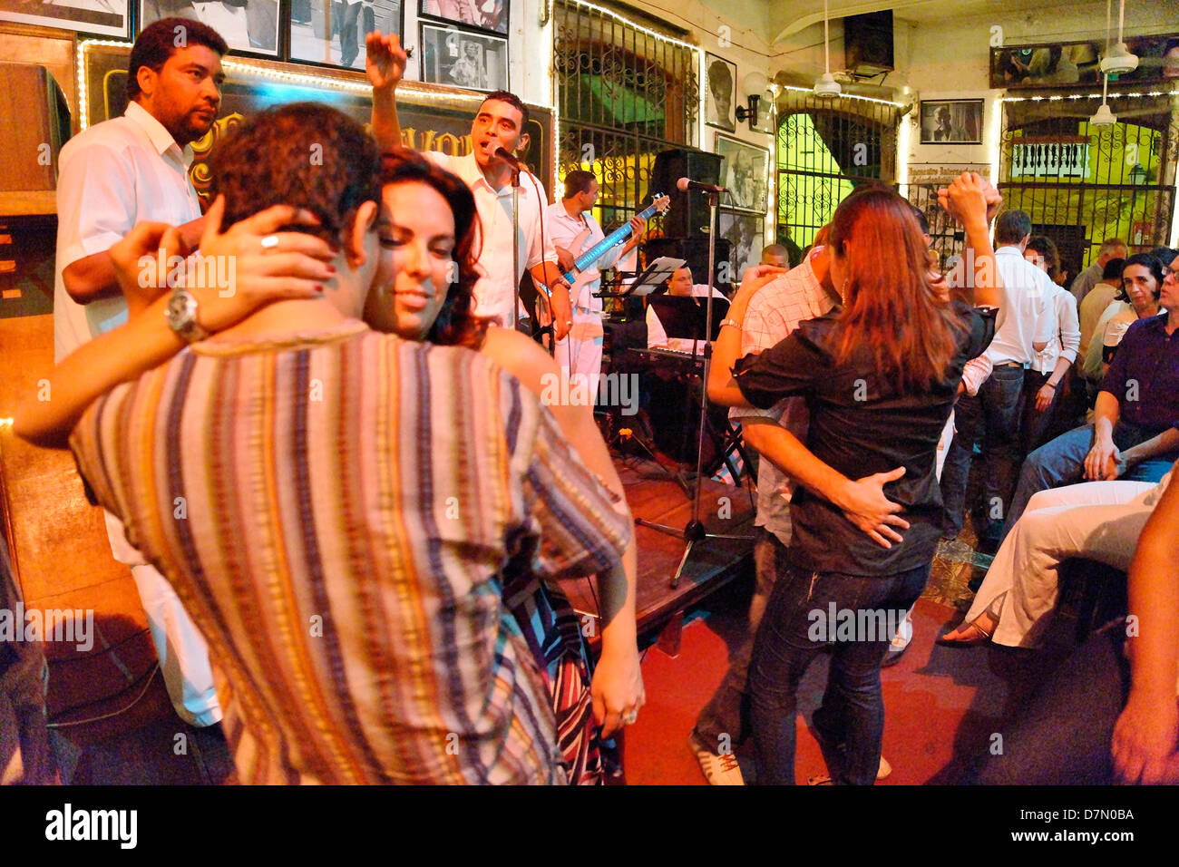 Cafe Havana, a salsa bar in Cartagena, Saturday night with band and customers dancing Stock Photo - Alamy