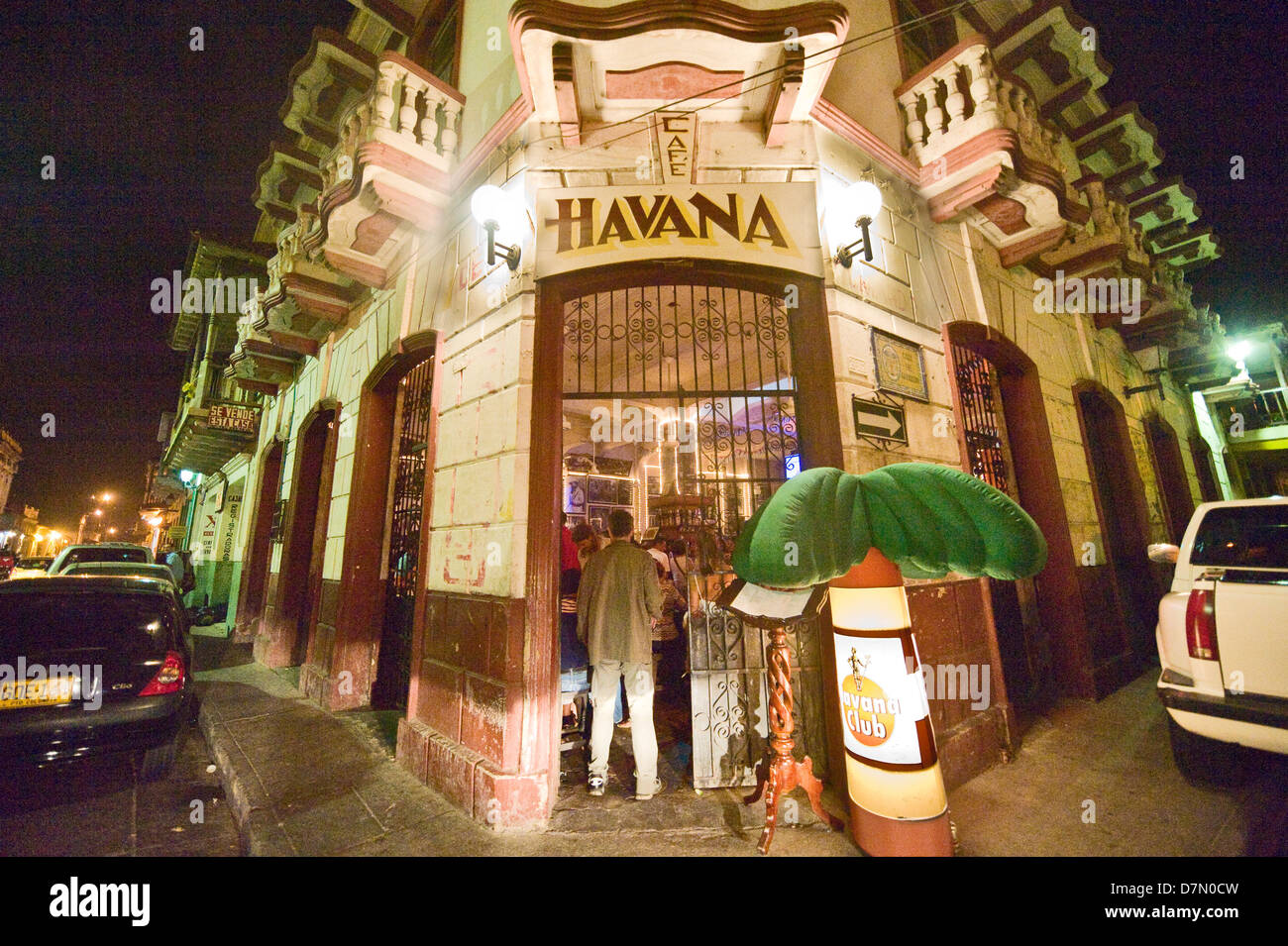 Cafe Havana, a salsa bar in Cartagena, Saturday night with band and customers dancing Stock Photo - Alamy