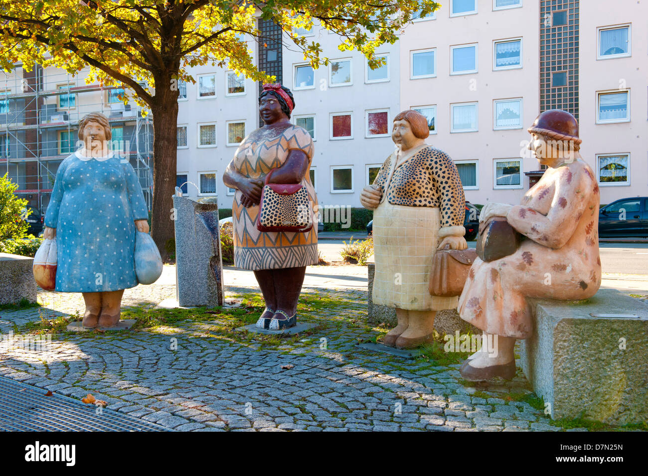 Das Frauendenkmal vor dem Utopia, Langenhagen, Hannover, Lower Saxony, Germany Stock Photo