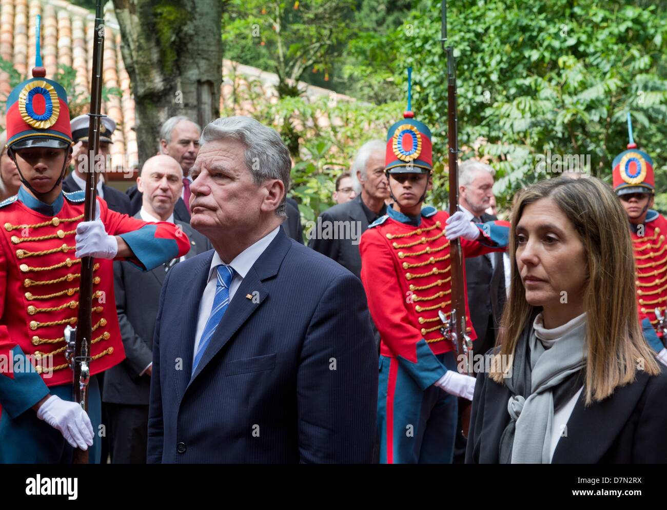 Bogota, Colombia. 10th May 2013. German President Joachim Gauck is welcomed for the wreath laying ceremony by the presidential guard next to Deputy Minister of Multilateral Affairs Patti Londono at the Casa Quinta de Bolivar in Bogota, Colombia, 10 May 2013. The German President is visiting Colombia and Brazil until 17 May 2013. Photo: SOEREN STACHE/dpa/Alamy Live News Stock Photo