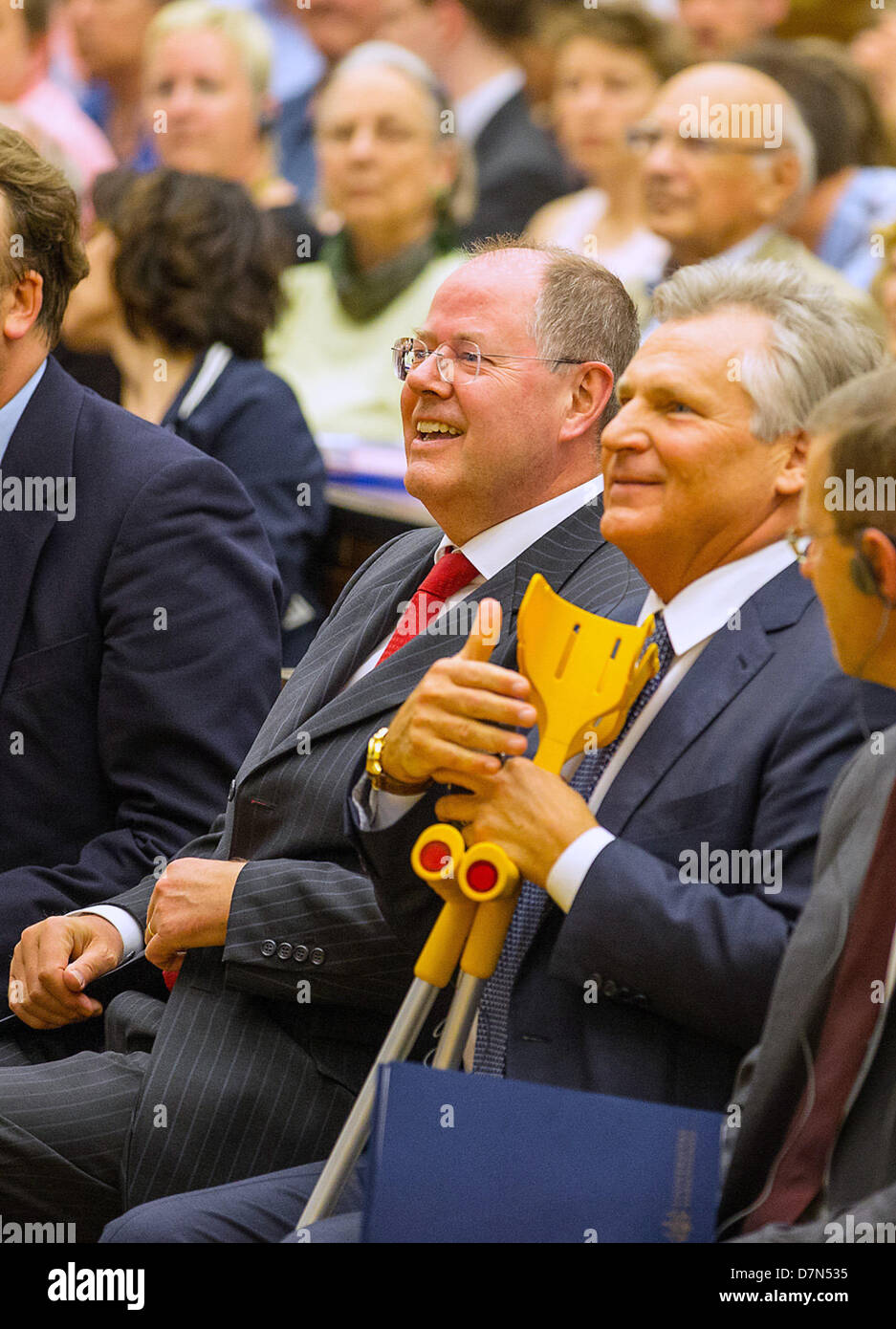 SPD chancellor candidate Peer Steinbrueck and former Polish President Aleksander Kwasniewski (R) sit during an event at the university in Warsaw, Poland, 10 May 2013. Steinbrueck traveled to Poland for political talks. Photo: Hannibal Stock Photo