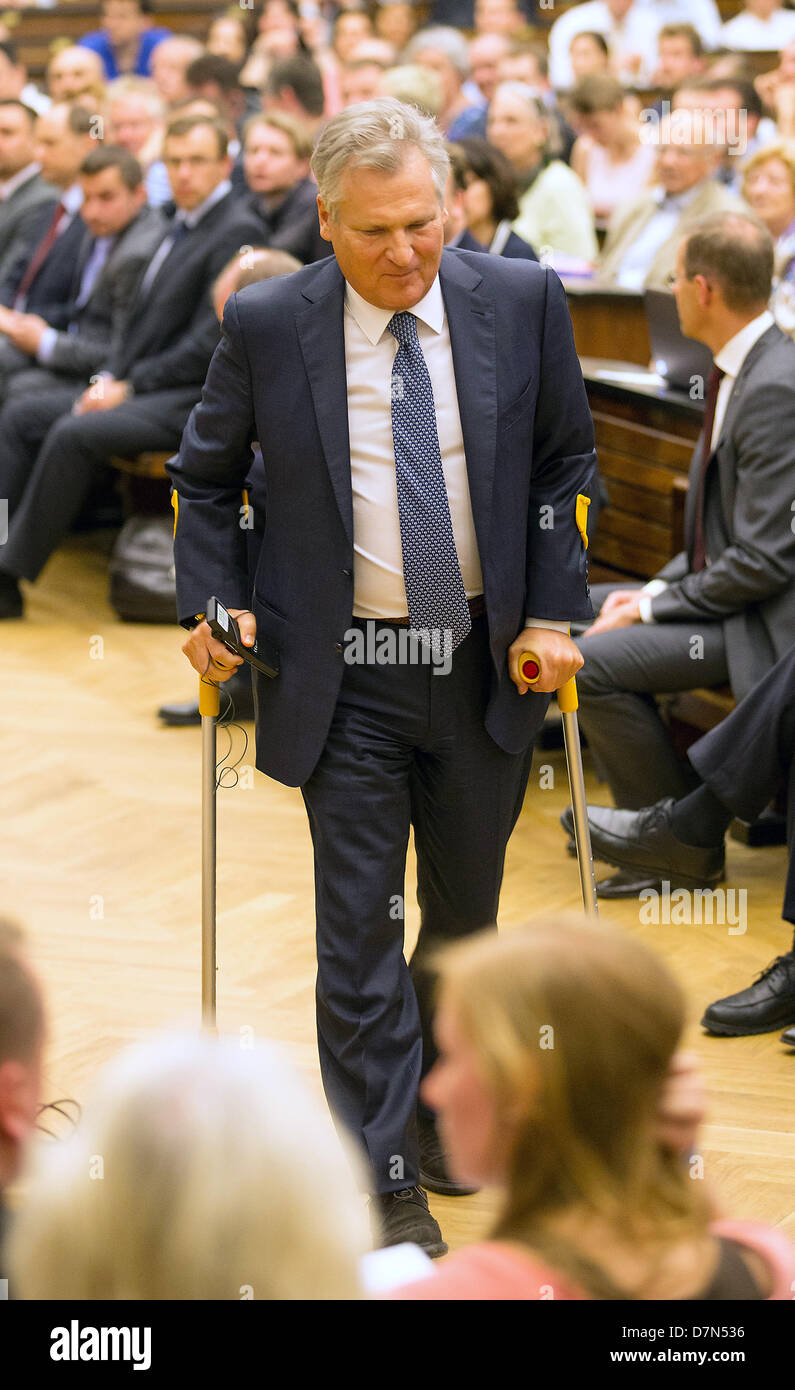 Former Polish President Aleksander Kwasniewski walks with crutches to the podium at an event at the university in Warsaw, Poland, 10 May 2013. Steinbrueck traveled to Poland for political talks. Photo: Hannibal Stock Photo