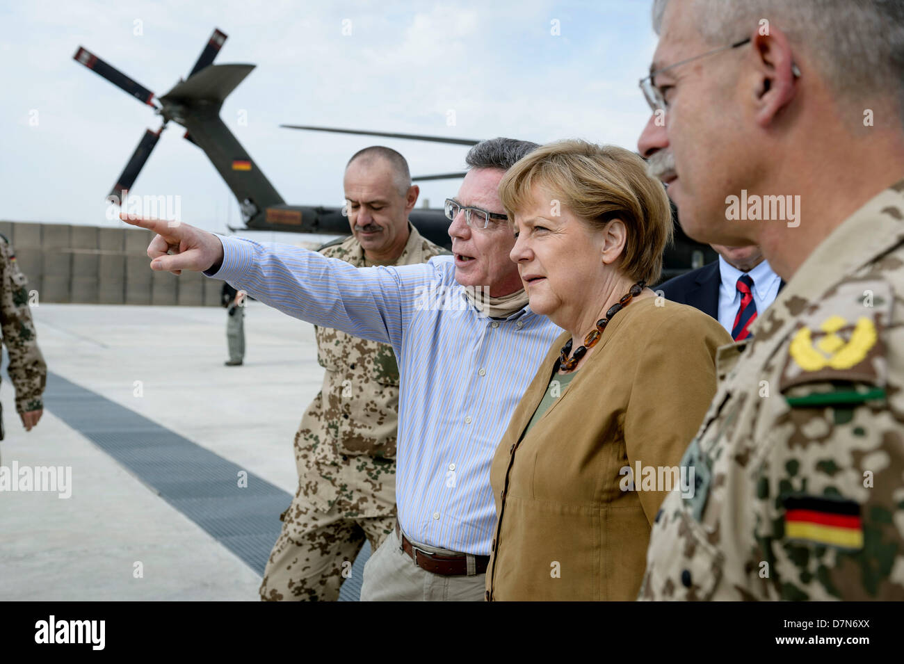 Die deutsche Bundeskanzlerin Angela Merkel und Verteidigungsminister Thomas de Maizière in Afghanistan bei der Ankunft auf dem Gelände des Bundeswehr Feldlager am 10.05.2013 in Kunduz. Foto: Bundesregierung/Ole Krünkelfeld Stock Photo