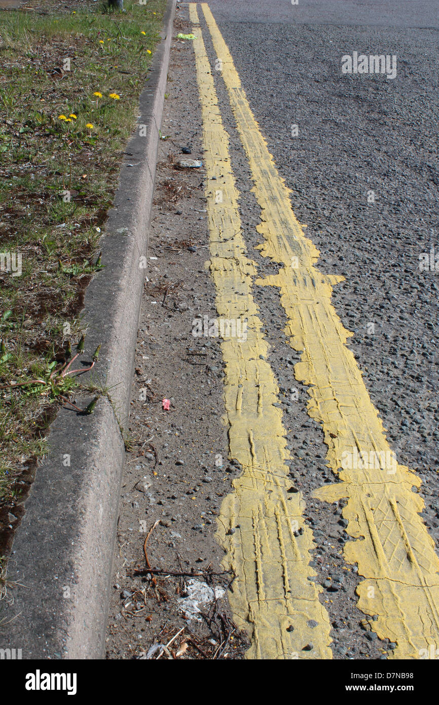 Double Yellow Lines And Kerbside D7NB98 