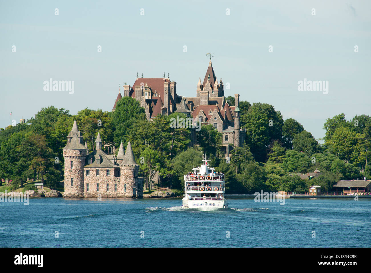 New York, St. Lawrence Seaway, Thousand Islands. Tour boat in front of historic Boldt Castle on Hart Island. Stock Photo