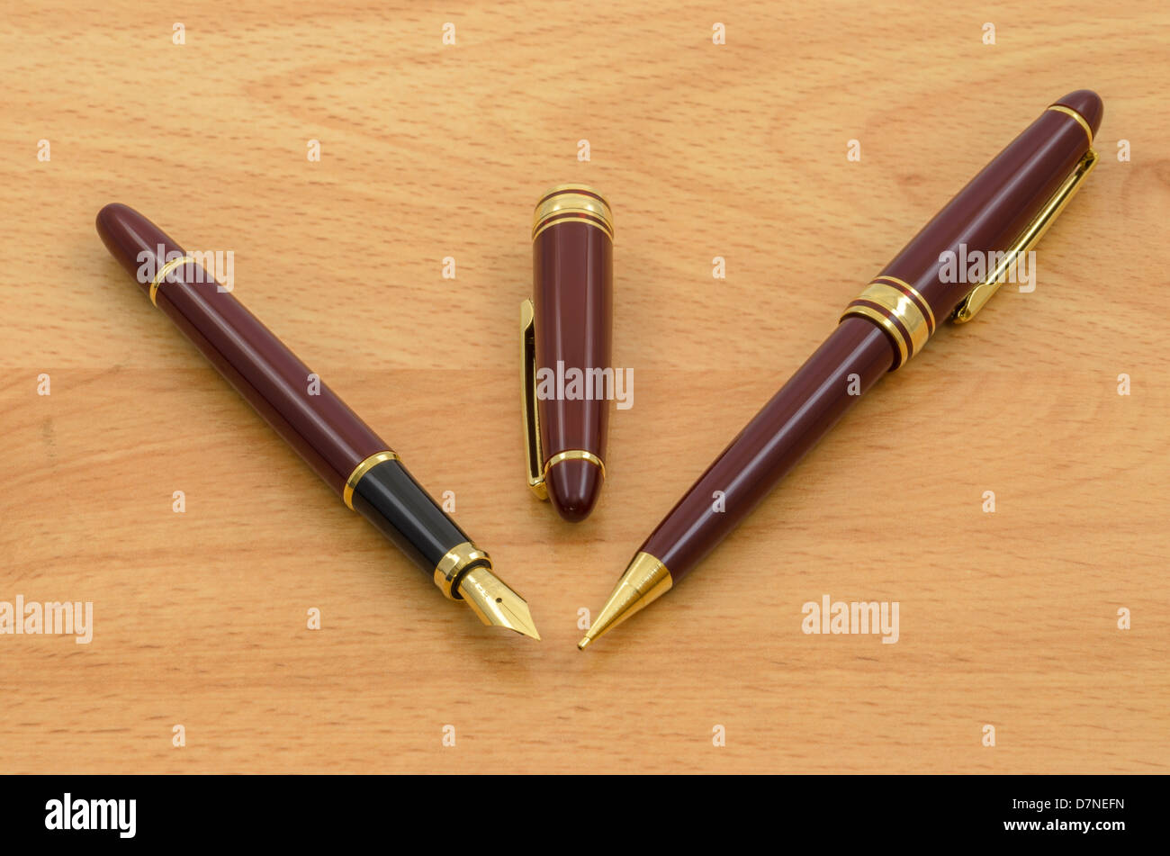 Fountain pen and inkwell hi-res stock photography and images - Alamy