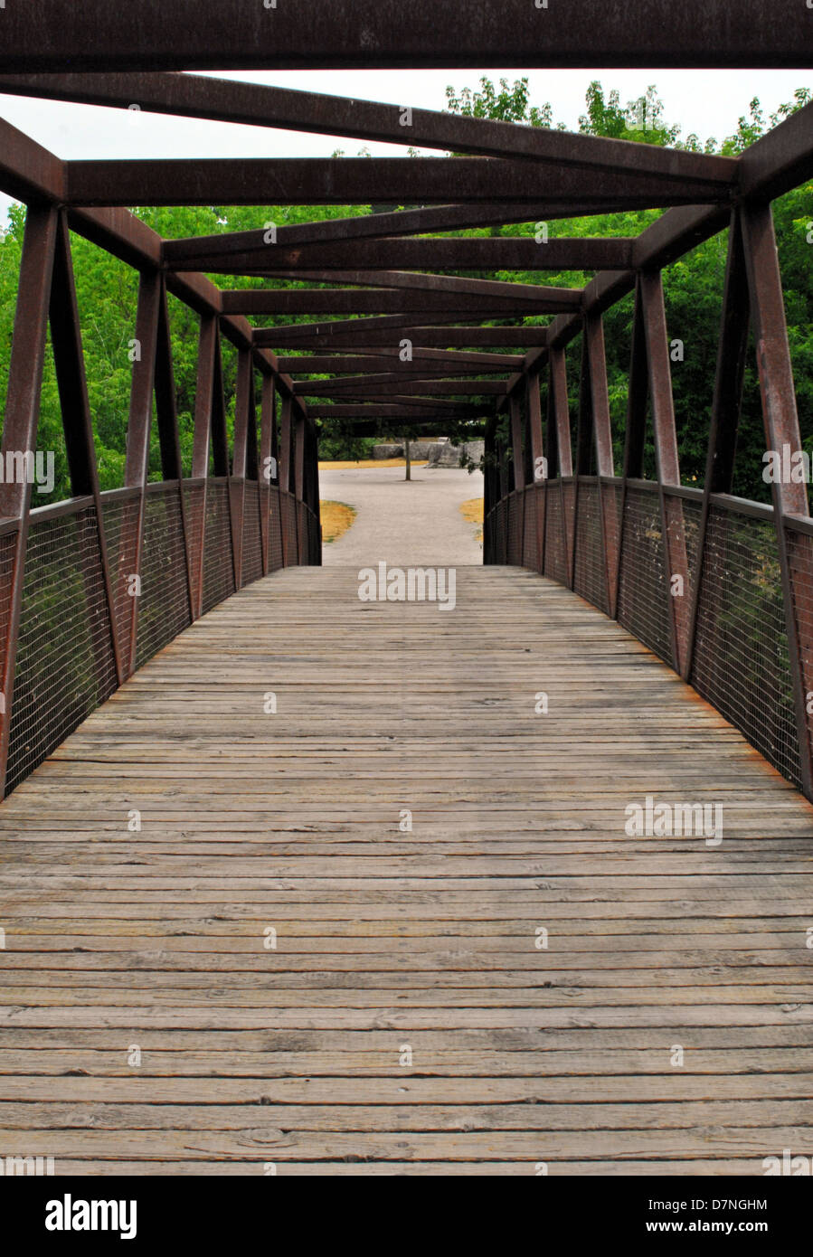 Arcing wood metal frame bridge hires stock photography and images Alamy