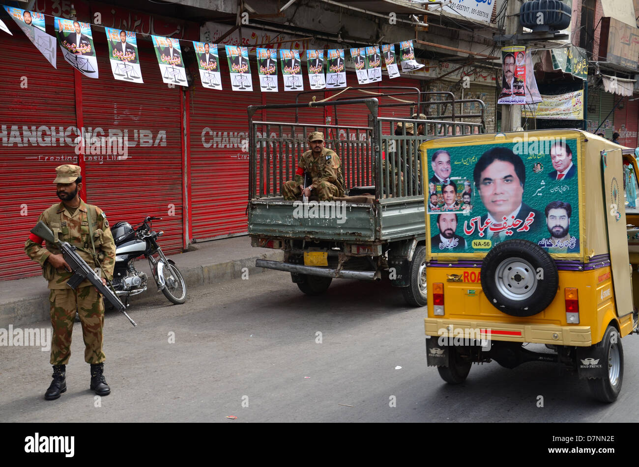 Rawalpindi, Pakistan. 11th May 2013.  Pakistan army soldiers  guard a polling station in Rawalpindi inner city as polling starts. Credit: Muhammed Furqan/Alamy Live News Stock Photo