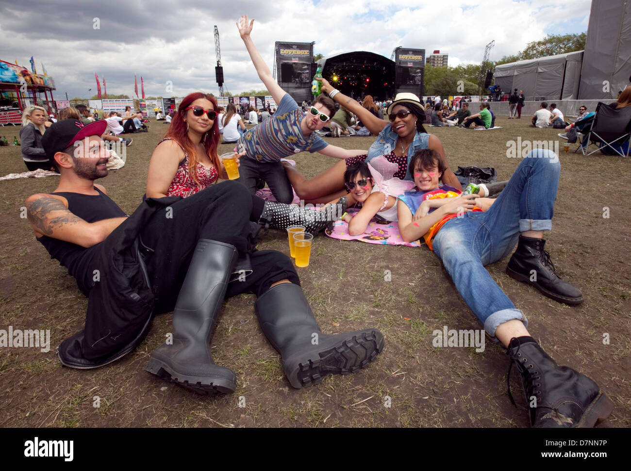 FESTIVAL GOERS AND REVELLERS IN FRONT OF MAIN STAGE AT LOVEBOX MUSIC FESTIVAL, VICTORIA PARK, LONDON, 2012 Stock Photo