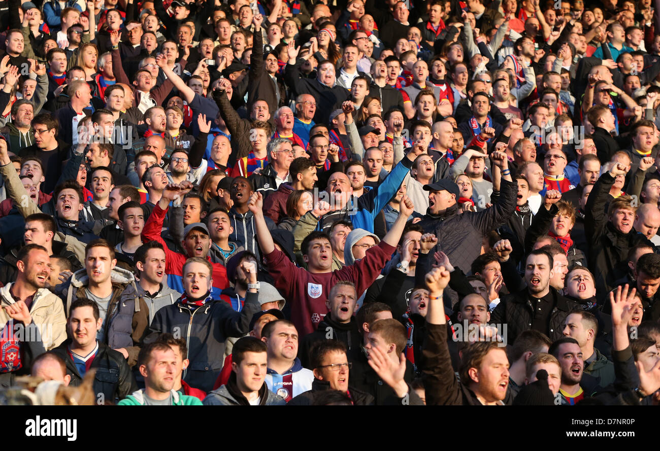 Football fans singing and chanting in the stands Stock Photo - Alamy