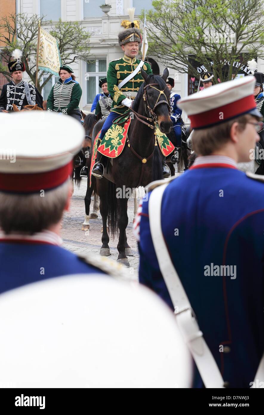Members of the traditional Magdeburg Hussar Regiment Number 10 arrive for a ceremonial roll call wearing historic uniforms on Marktplatz in Stendal, Germany, 11 May 2013. Events are being held to mark the 200th anniversary of the calvary regiment's formation in the Prussian Army in Stendal. Photo: JENS WOLF Stock Photo