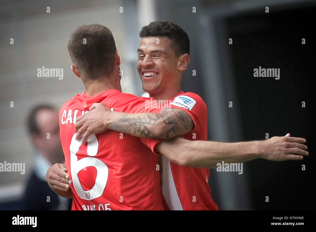 Mainz's Shawn Parker (R) celebrates his 10 goal with Marco Caligiuri