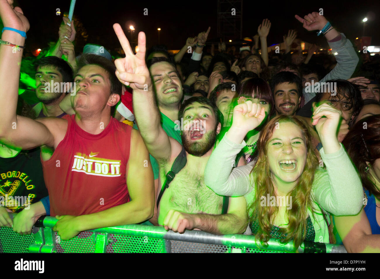 Concert crowd outside arms hi-res stock photography and images - Alamy