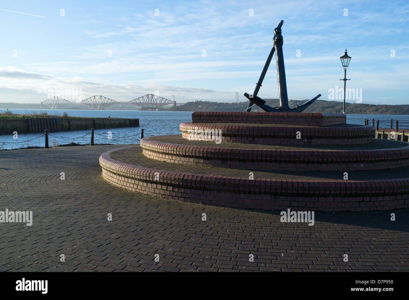 dh DALGETY BAY FIFE Anchor statue Firth of Forth bridges Duncans Bay scotland Stock Photo