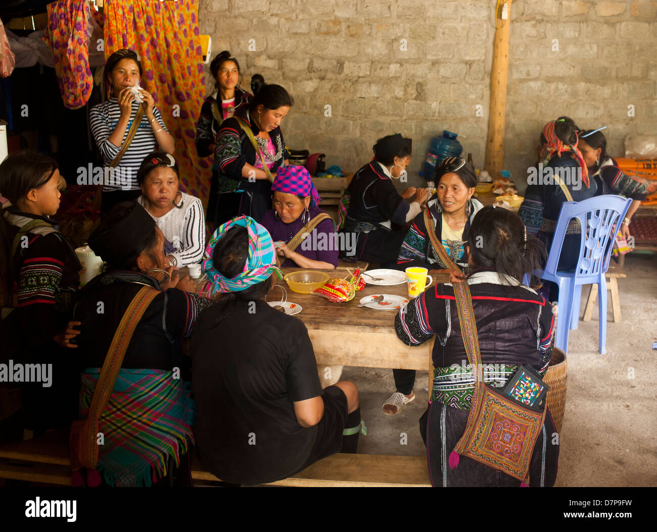 Hmong women in sapa vietnam hi-res stock photography and images - Alamy