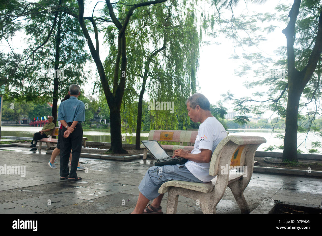 Elderly man in park hi-res stock photography and images - Alamy