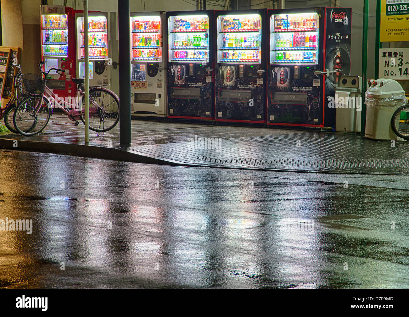 Tokyo street vending machine hires stock photography and images Alamy