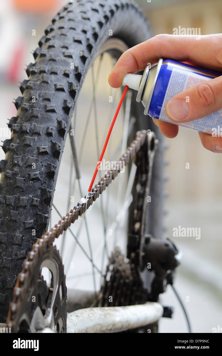 Cleaning and oiling a Bicycle chain with oil Spray Stock Photo - Alamy